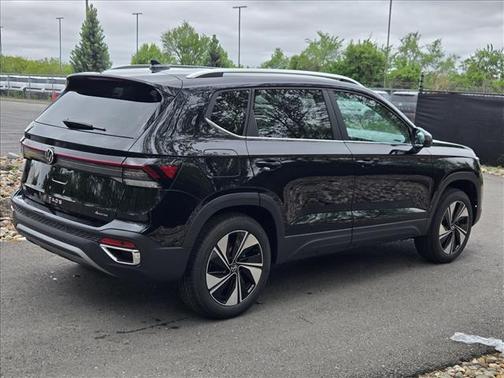 Deep Black Pearl 2026 Volkswagen Taos 1.5T SE