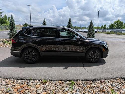 Deep Black Pearl Effect 2024 Volkswagen Tiguan 2.0T SE