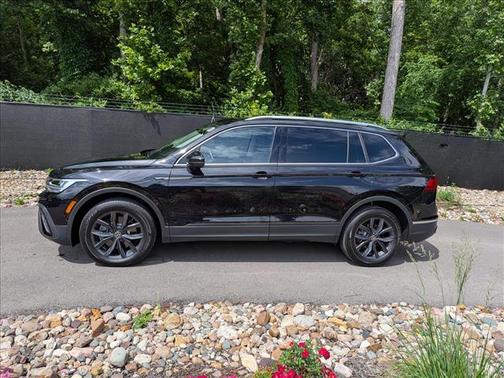 Deep Black Pearl Effect 2024 Volkswagen Tiguan 2.0T SE