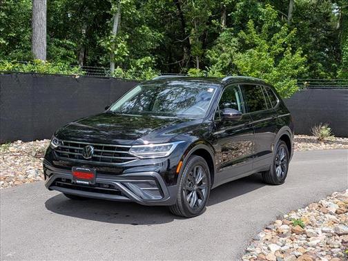 Deep Black Pearl Effect 2024 Volkswagen Tiguan 2.0T SE