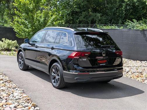Deep Black Pearl Effect 2024 Volkswagen Tiguan 2.0T SE