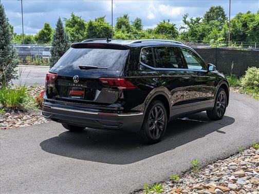 Deep Black Pearl Effect 2024 Volkswagen Tiguan 2.0T SE