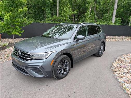 Platinum Gray Metallic 2023 Volkswagen Tiguan 2.0T SE