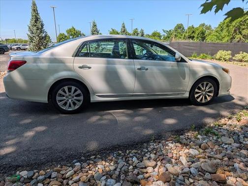 White Pearl 2011 Toyota Avalon
