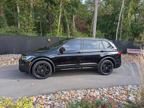 2022 Volkswagen Tiguan 2.0T SE R-Line Black