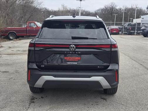 Deep Black Pearl Effect 2026 Volkswagen Tiguan 2.0T SE