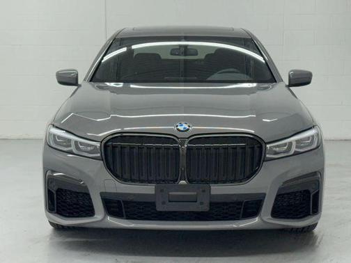 2022 BMW 740 i