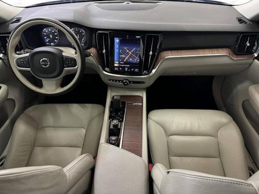 2022 Volvo S60 B5 Momentum