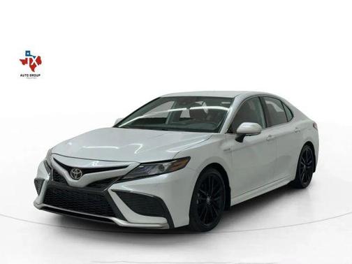 White 2021 Toyota Camry Hybrid XSE