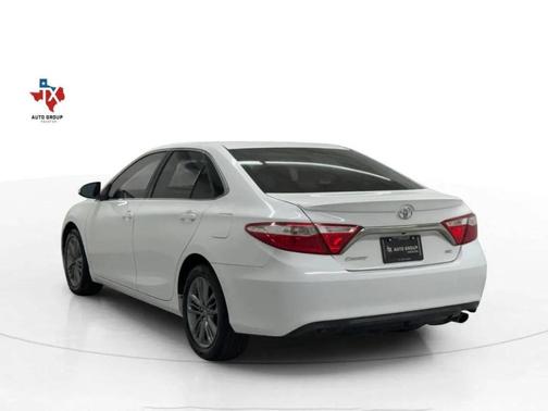 White 2017 Toyota Camry SE