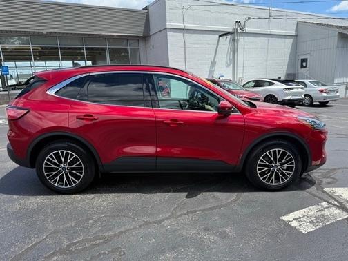 2022 Ford Escape TITANIUM
