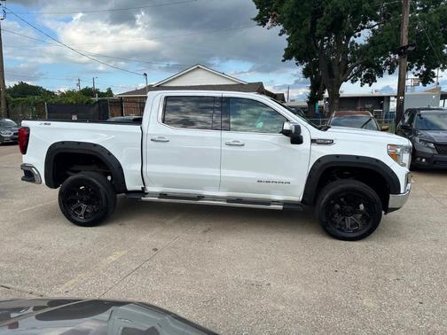 White 2019 GMC Sierra 1500 SLT