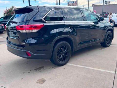 Black 2017 Toyota Highlander XLE
