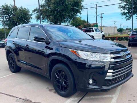 Black 2017 Toyota Highlander XLE