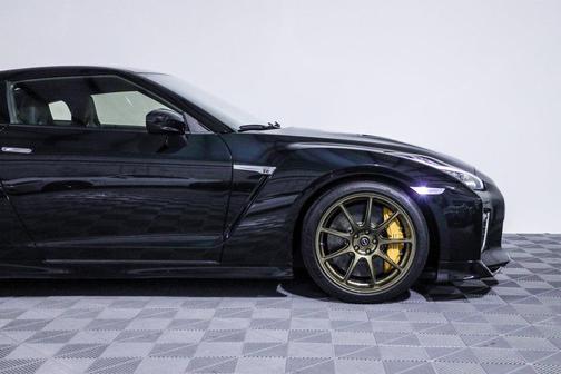 2021 Nissan GT-R T-spec Dual-clutch 6-Speed Transmission