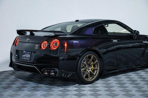 2021 Nissan GT-R T-spec Dual-clutch 6-Speed Transmission