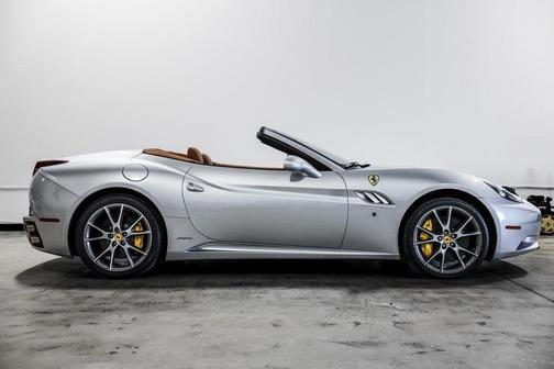 Photo 5 of 32 of 2012 Ferrari California Base