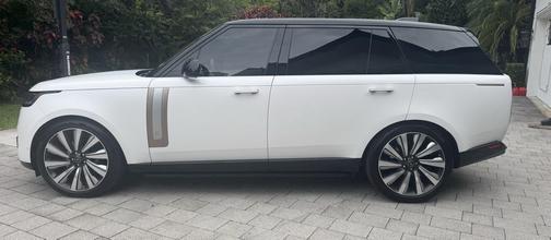 2025 Land Rover Range Rover P615 SV
