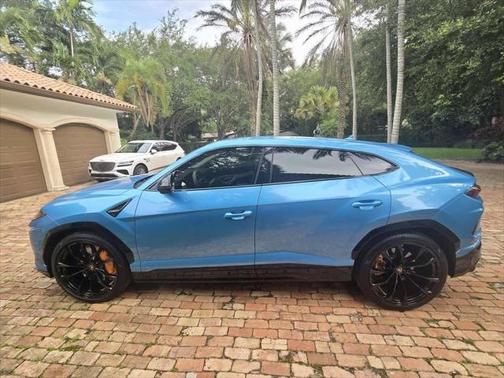 2022 Lamborghini Urus Pearl Capsule
