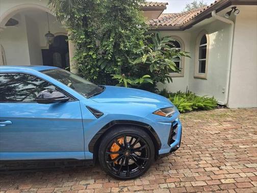 2022 Lamborghini Urus Pearl Capsule