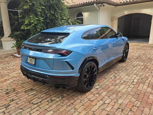 2022 Lamborghini Urus Pearl Capsule