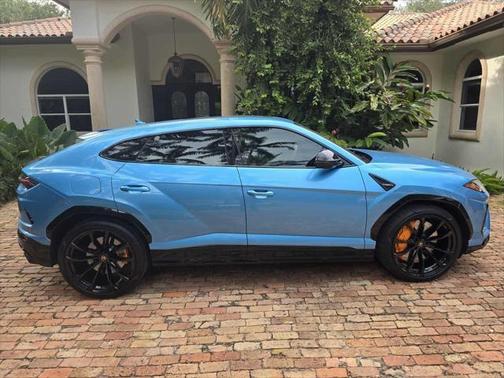 2022 Lamborghini Urus Pearl Capsule