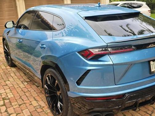 2022 Lamborghini Urus Pearl Capsule