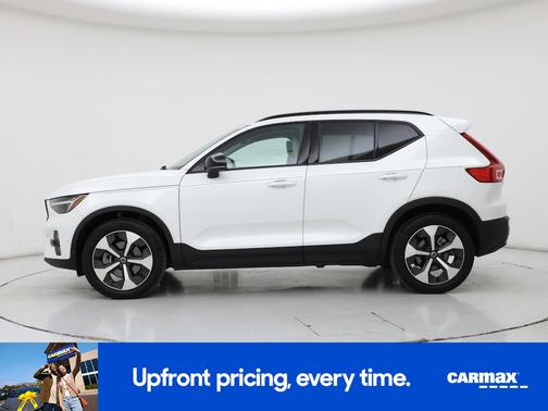 2023 Volvo XC40 B5 Ultimate Dark Theme