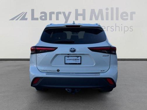 Blizzard Pearl 2021 Toyota Highlander Hybrid XLE