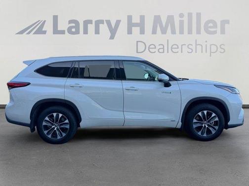 Blizzard Pearl 2021 Toyota Highlander Hybrid XLE