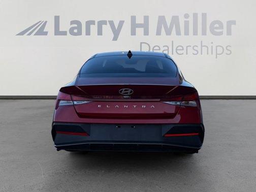 2025 Hyundai ELANTRA SE