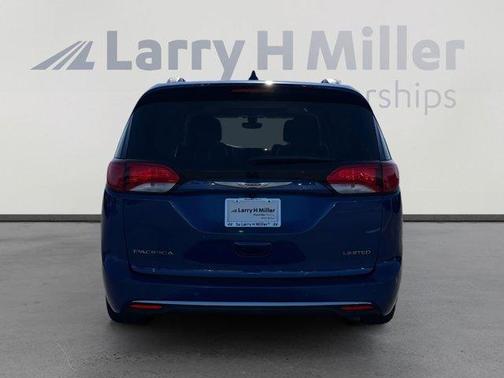 Ocean Blue Metallic 2018 Chrysler Pacifica Limited