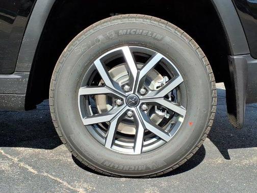 High Gloss Black 2027 Jeep Grand Cherokee L Laredo