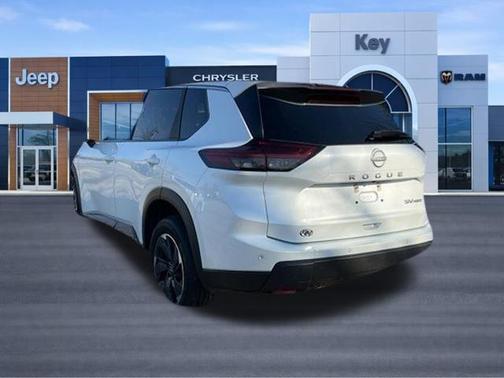 Everest White Pearl 2024 Nissan Rogue SV
