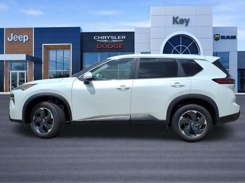Everest White Pearl 2024 Nissan Rogue SV