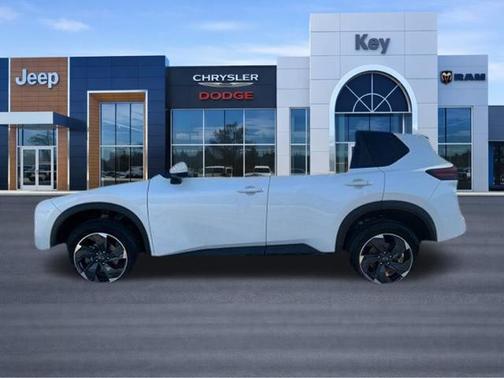Everest White Pearl 2024 Nissan Rogue SV