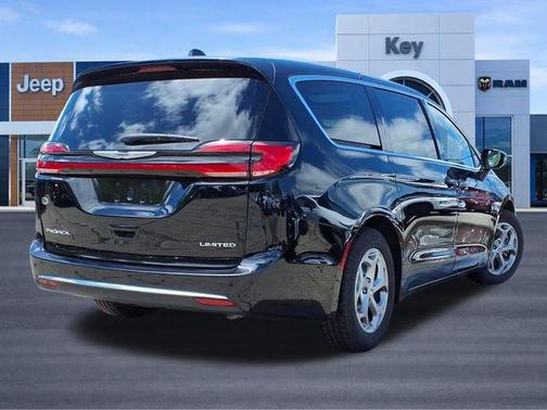 Diamond Black Crystal Pearlcoat 2024 Chrysler Pacifica Limited