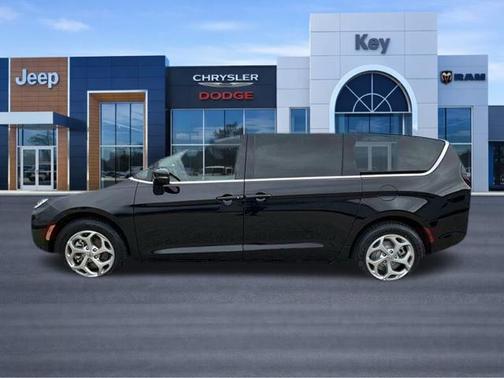 Diamond Black Crystal Pearlcoat 2024 Chrysler Pacifica Limited