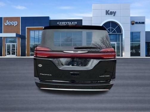 Diamond Black Crystal Pearlcoat 2024 Chrysler Pacifica Limited