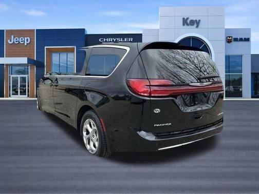 Diamond Black Crystal Pearlcoat 2024 Chrysler Pacifica Limited