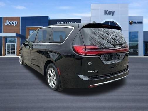 Diamond Black Crystal Pearlcoat 2024 Chrysler Pacifica Limited