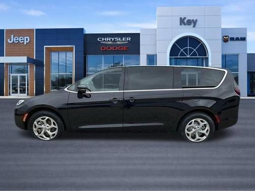 Diamond Black Crystal Pearlcoat 2024 Chrysler Pacifica Limited