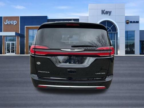 Diamond Black Crystal Pearlcoat 2024 Chrysler Pacifica Limited