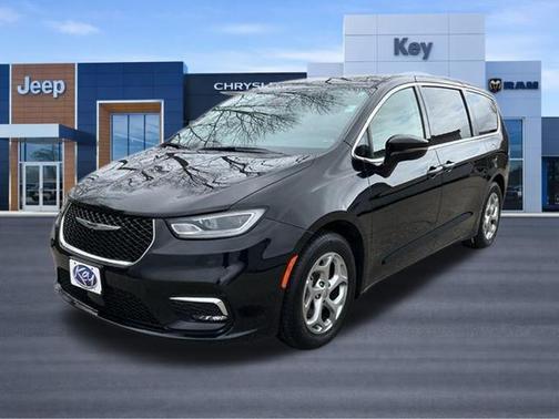 Diamond Black Crystal Pearlcoat 2024 Chrysler Pacifica Limited