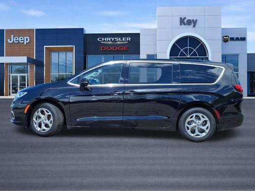 Diamond Black Crystal Pearlcoat 2024 Chrysler Pacifica Limited