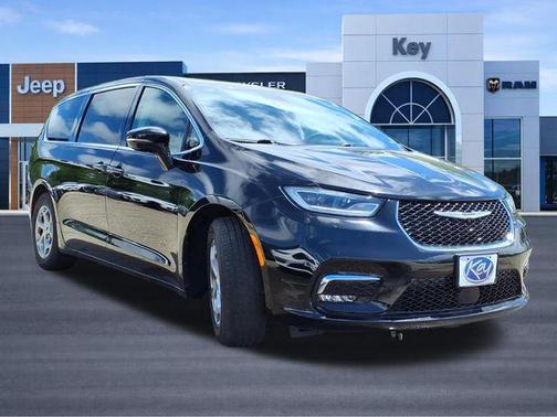 Diamond Black Crystal Pearlcoat 2024 Chrysler Pacifica Limited