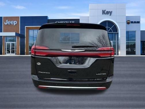 Diamond Black Crystal Pearlcoat 2024 Chrysler Pacifica Limited