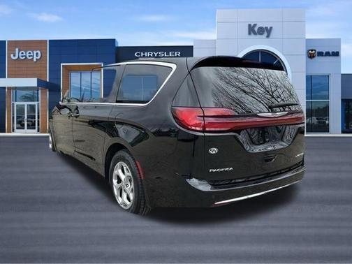 Diamond Black Crystal Pearlcoat 2024 Chrysler Pacifica Limited