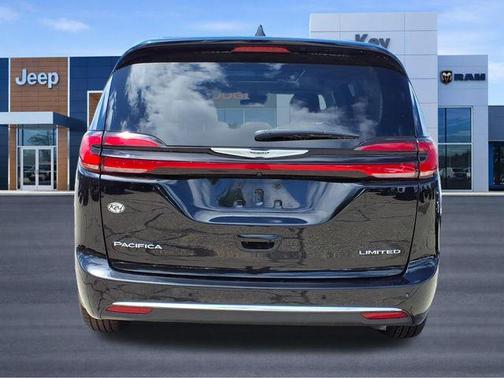 Diamond Black Crystal Pearlcoat 2024 Chrysler Pacifica Limited