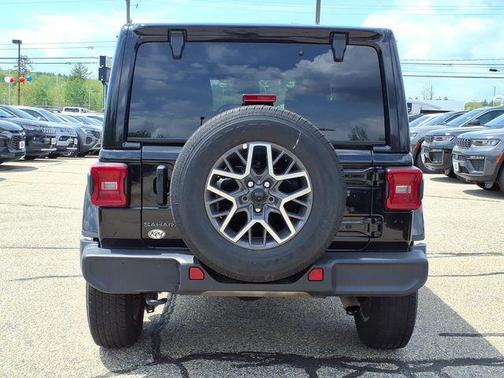 Black Clearcoat 2025 Jeep Wrangler 4-Door Sahara 4x4